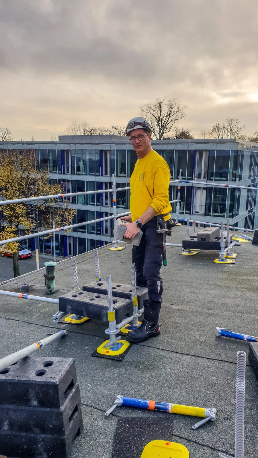 Christian Pronin, Gerüstbaumeister und ehrenamtlich Engagierter aus Hamburg, bei der Arbeit an einem Rollgerüst