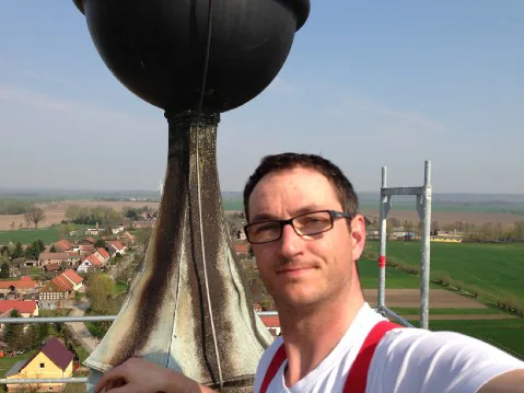 Christian Pronin, Gerüstbauer aus Hamburg-Bergedorf, in luftiger Höhe – Engagement für den Handwerks-Nachwuchs